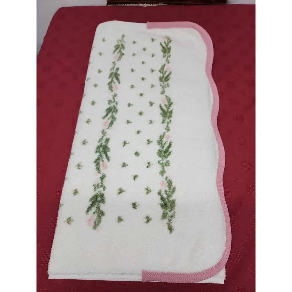 Vintage Laura Ashley By J.P. Stevens Bath Towel Floral Motif Pink Scalloped Edge